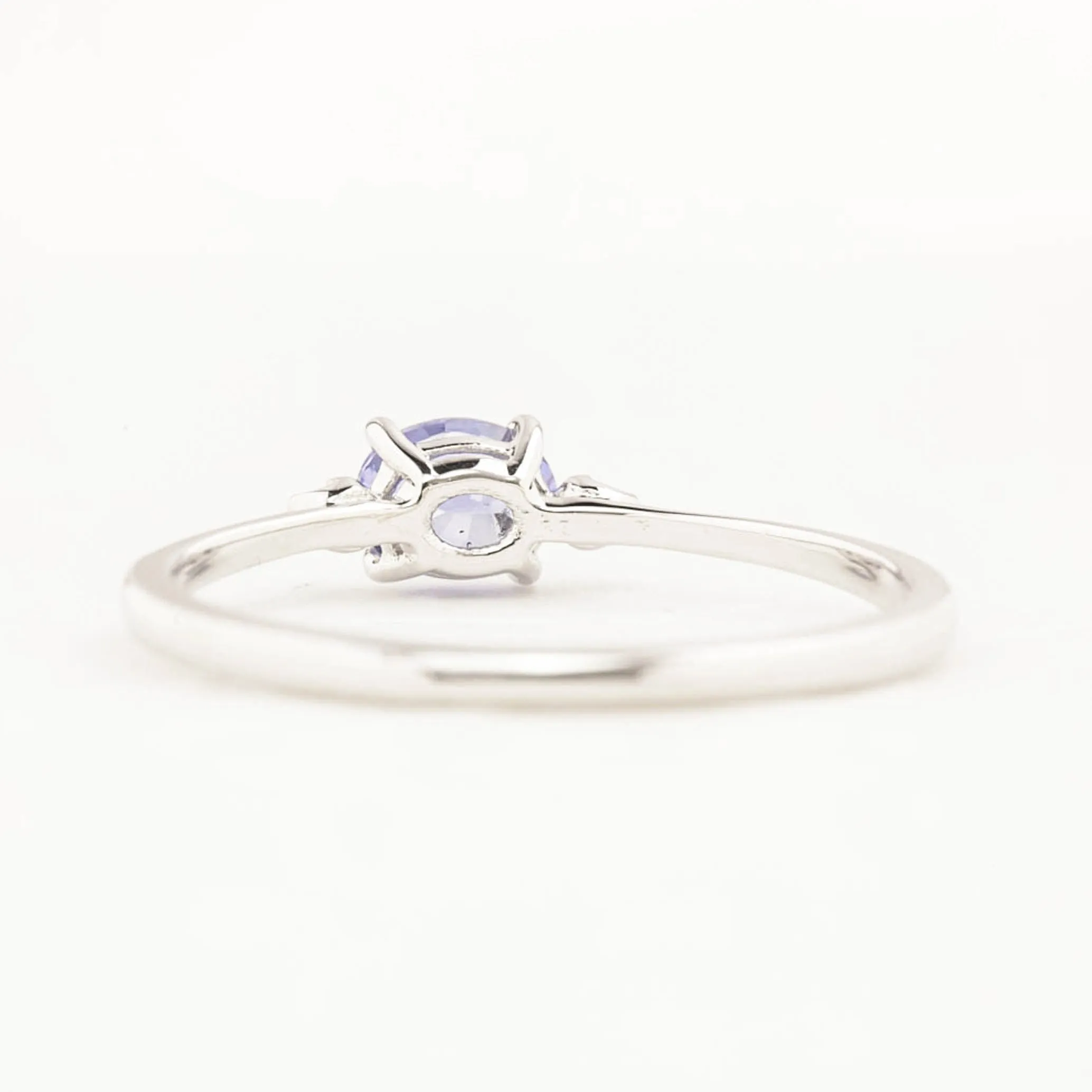 Emilie Ring 5mm 0.45ct Lavender blue Umba Sapphire 14K White Gold